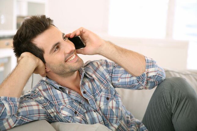Νιώθοντας διεγερμένος, ένας άντρας θα μιλήσει με μια γυναίκα για πολλή ώρα στο τηλέφωνο
